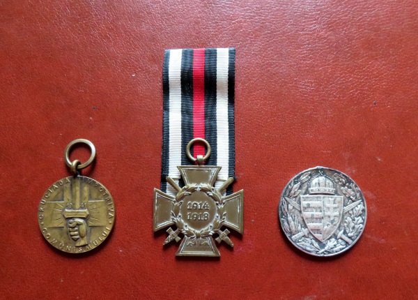 Von links: Rumnischer Orden aus dem 2 Weltkrieg, Weltkriegsehrenkreuz aus dem Jahr 1934 und ungarischer Orden aus dem 1. Weltkrieg