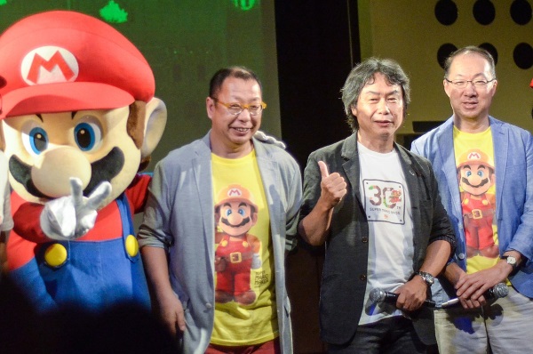 Takashi Tezuka, Shigeru Miyamoto und Kōji Kondō am 13. September 2015 auf dem Super Mario 30th Anniversary Festival in Shibuya, Tokio